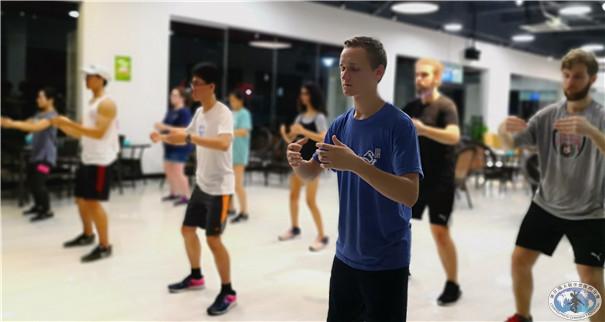 院校学生打太极拳 院校学生打太极拳