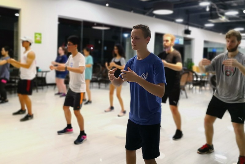 陈自强太极学堂为国外学生辅导太极拳 陈自强太极学堂为国外学生辅导太极拳