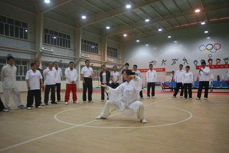 赵艳芳老师给学员示范动作 赵艳芳老师给学员示范动作